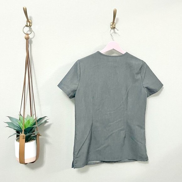 FIG Clothing Women's Casma Three-Pocket Scrub Top Grey Graphite in Size XS - Picture 4 of 5